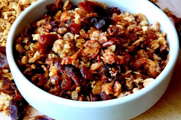 Orzechowo-Bananowa Granola z Daktylami i Rodzynkami