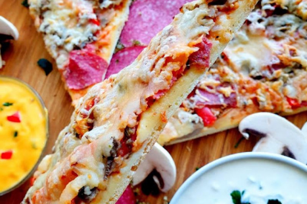 Pizza z Salami, Pieczarkami, Papryką i Cebulą