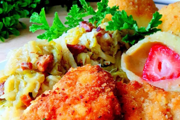 Knedle z Truskawkami, Młoda Kapusta i Kotlet Schabowy