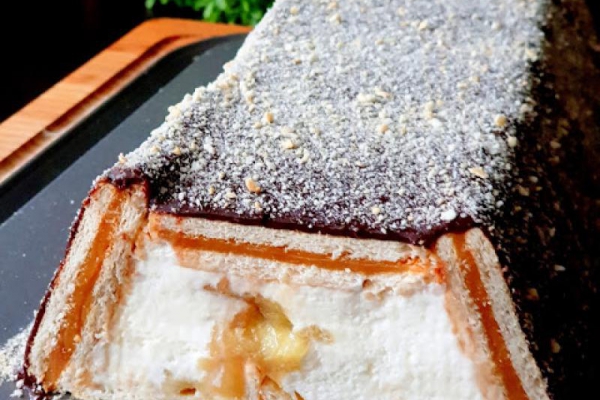Chatka Puchatka (z Bitą Śmietaną, Kajmakiem i Jabłkami w Karmelu)