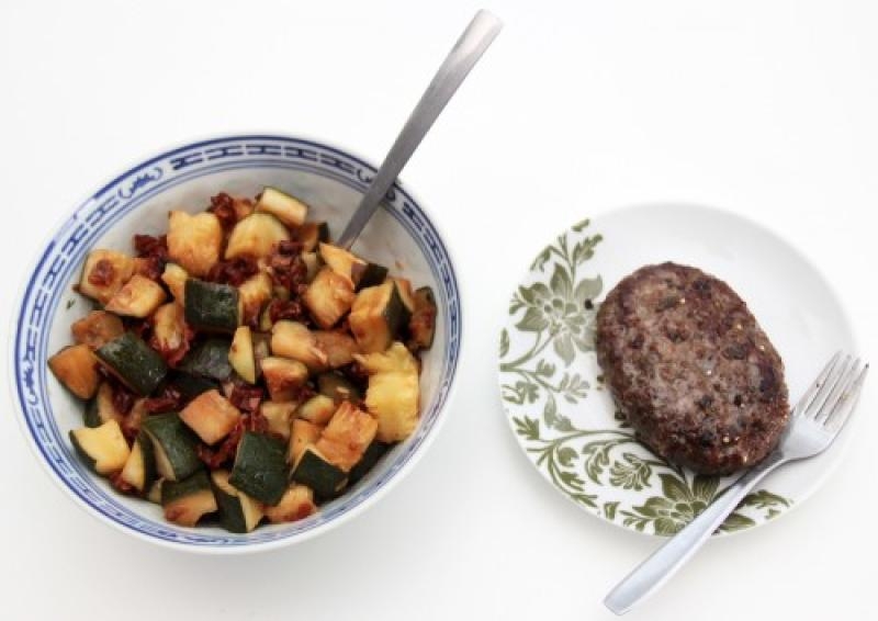 Duszona cukinia z suszonymi pomidorami