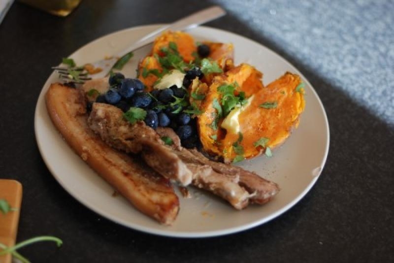 Boczek z batatami i borówkami