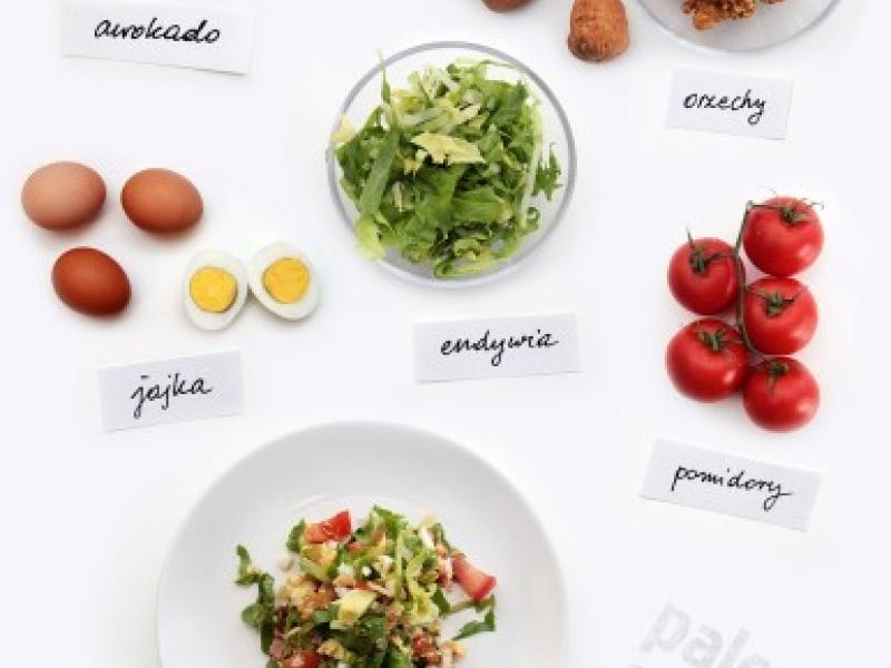 Sałatka z endywii z awokado, jajkiem i pomidorem