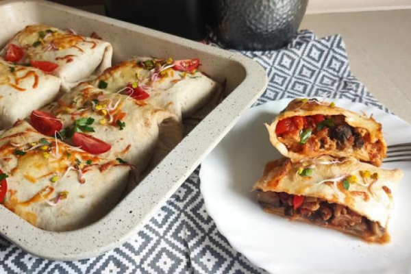 Tortilla zapiekana z mięsem mielonym i pieczarkami