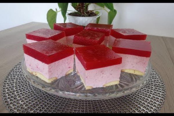 Truskawkowa kostka bez pieczenia
