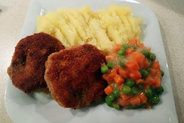 Kieszonki schabowe z pieczarkami, serem i pietruszką