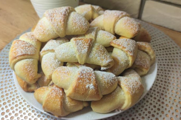 Rogaliki drożdżowe z czekoladą