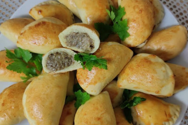 Pieczone pierożki drożdżowe z pieczarkami i serem