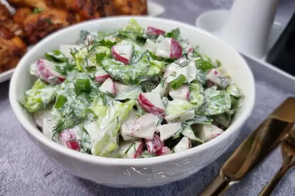 Zielona sałata z rzodkiewką - idealny dodatek do obiadu lub grilla