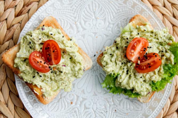 Pasta z awokado i jajka