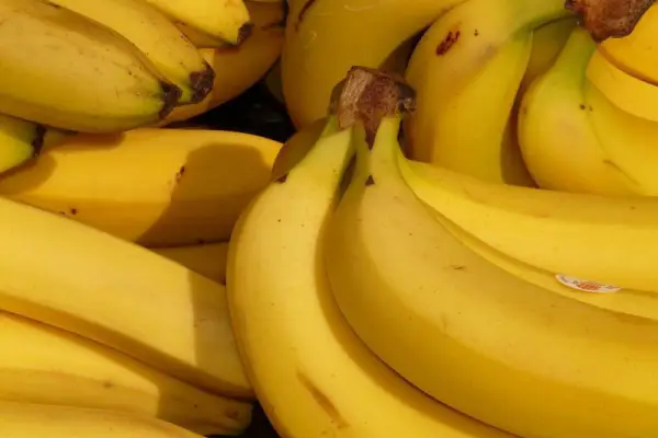 Jak przygotować bananowe placuszki z jagodami?