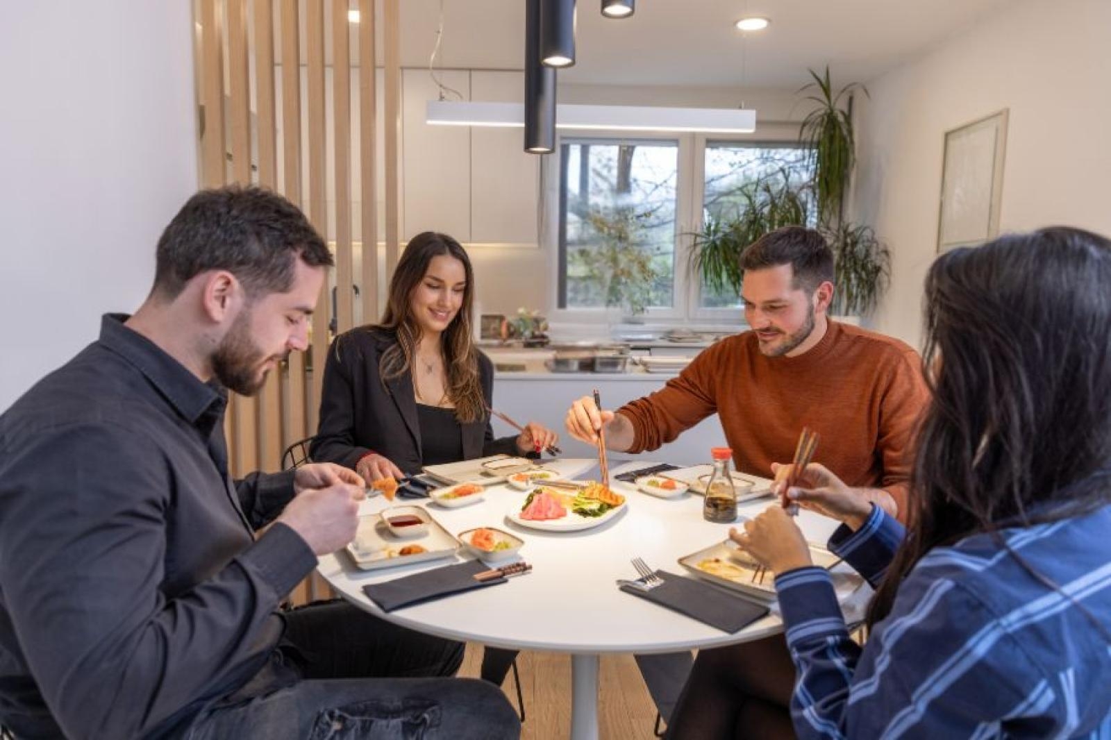 Ile sushi zamówić na imprezę? Przelicznik + gotowe zestawy