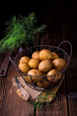 Jak gotować młode  ziemniaki