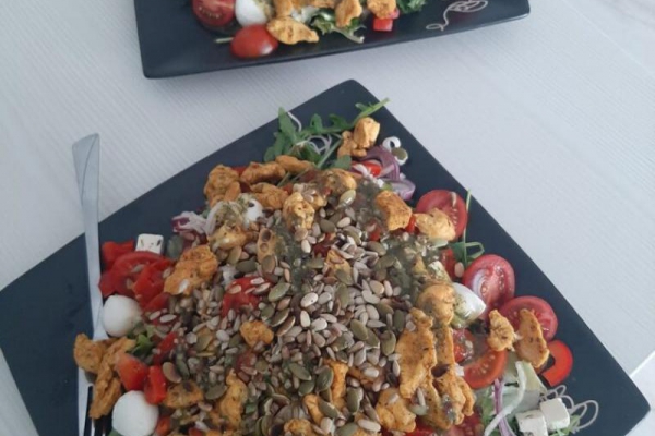Sałatka z kurczakiem i mozzarellą