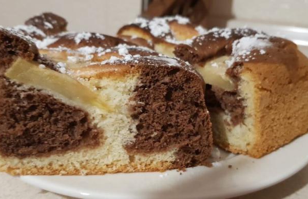 Dwukolorowa babka z jabłkami