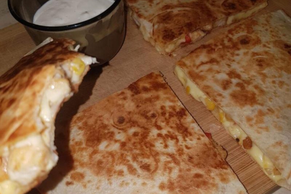 Quesadilla z kurczakiem, papryką, kukurydzą i żółtym serem