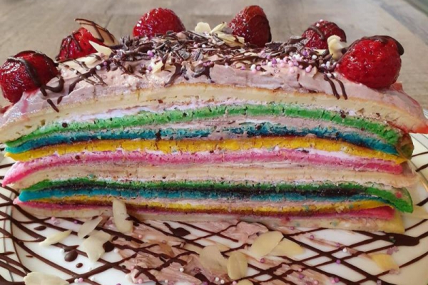 Tort z kolorowych naleśników