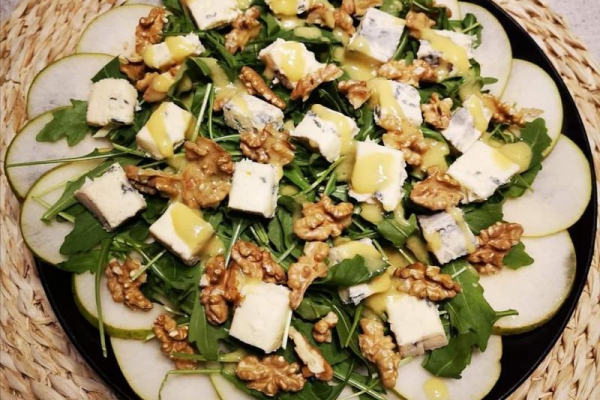 Carpaccio z gruszki, rukoli i sera niebieskiego
