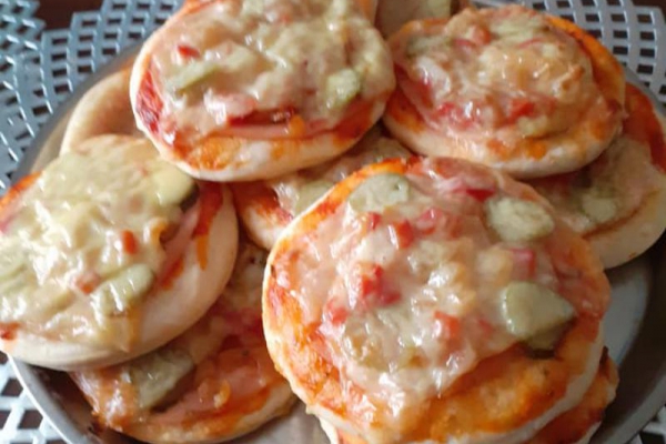 Pizzerki z szynką i serem