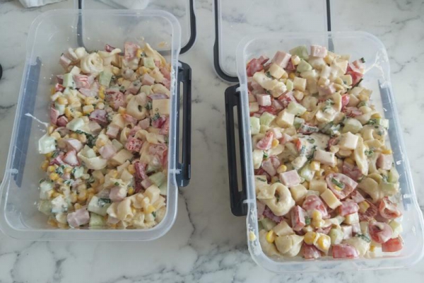 Sałatka z tortellini i sosem czosnkowym