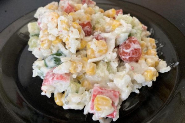 Sałatka z paluszkami surimi