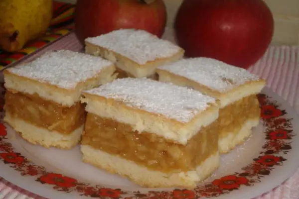 Ciasto z białek z jabłkami i budyniem