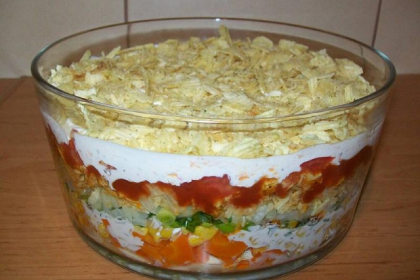 Sałatka z chipsami cebulowymi
