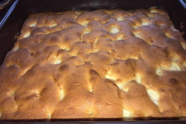 Szybkie i puszyste ciasto z jabłkami