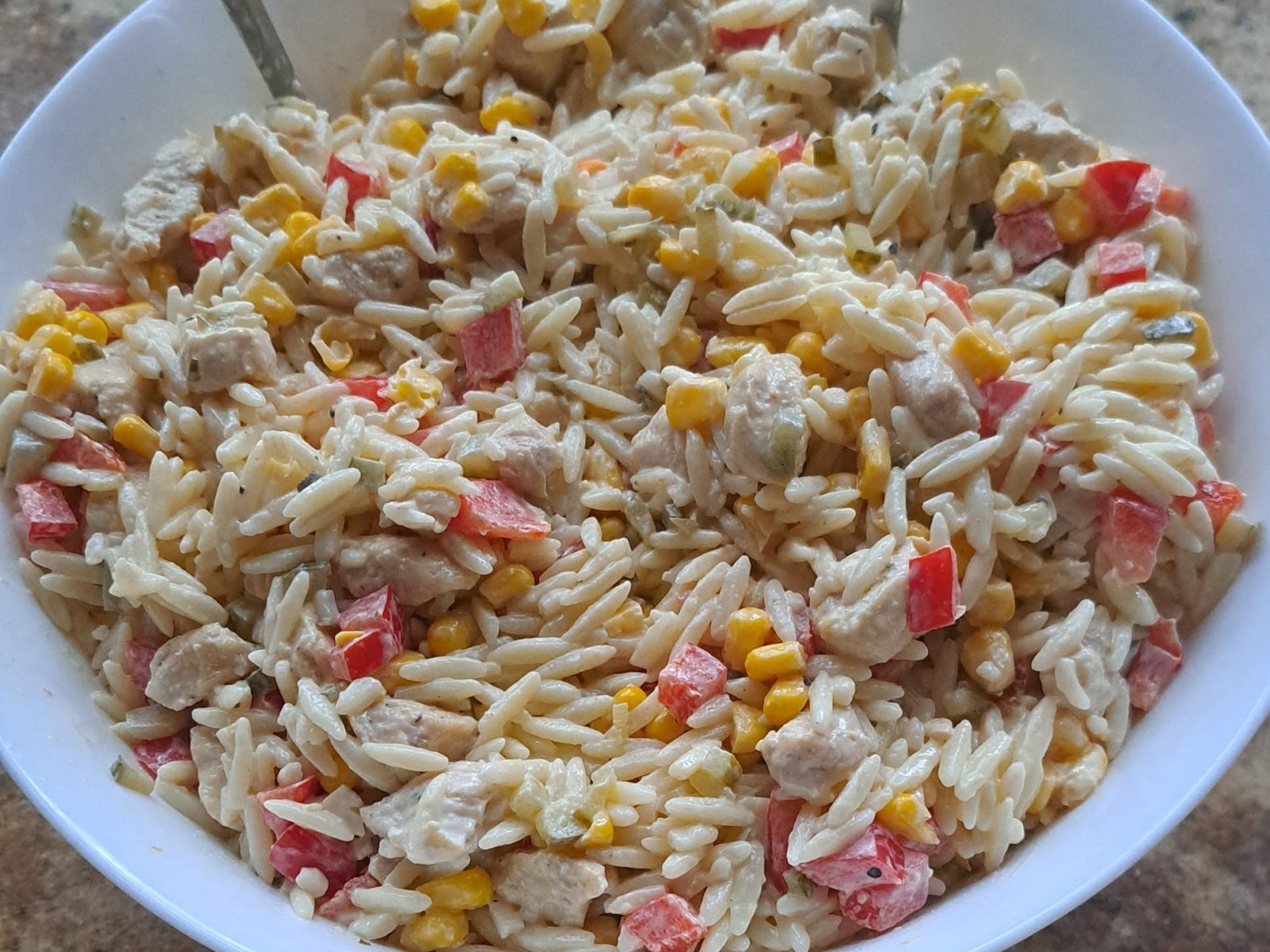 Sałatka z kurczakiem i makaronem orzo