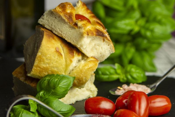 Focaccia z pomidorami i bazylią