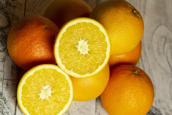 Świeżo wyciskany sok z pomarańczy – naturalny zastrzyk witaminy C!