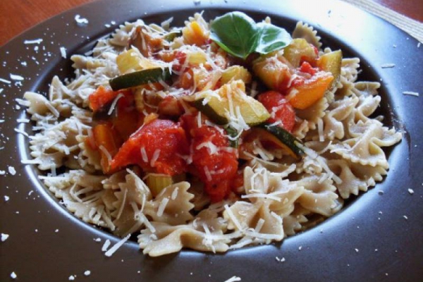 Farfalle z warzywami
