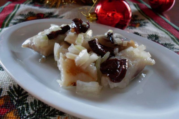 Śledzie w oleju ze śliwkami