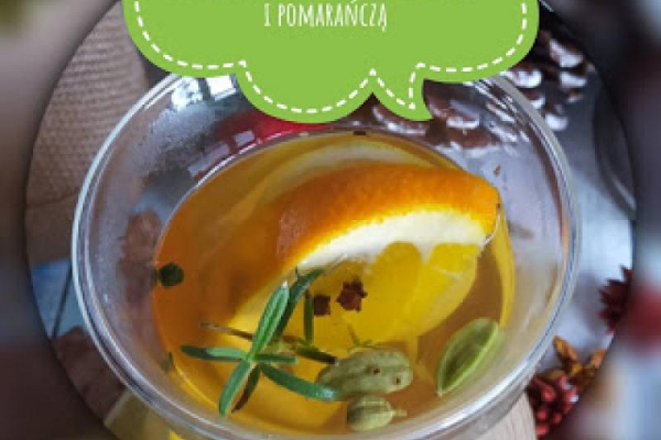 Zielona herbata z imbirem, pomarańczą.
