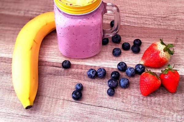 SMOOTHIE Z TRUSKAWEK BANANA I BORÓWEK