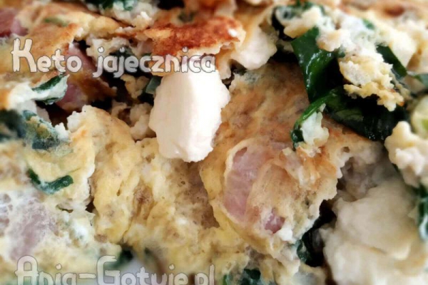 Keto jajecznica z boczkiem, fetą i szpinakiem