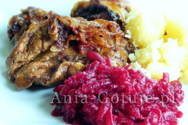 Karkówka pieczona w plastrach z żurawiną i cebulą