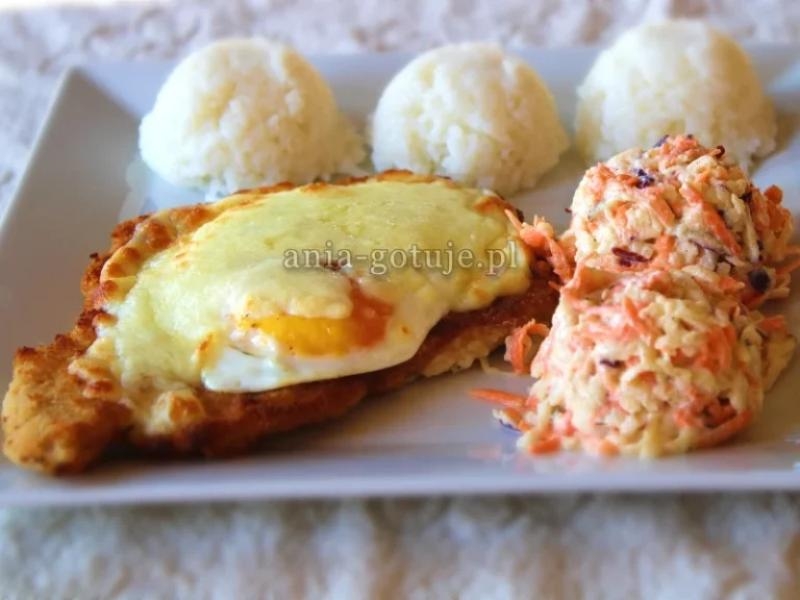 Kotlet schabowy z jajkiem sadzonym i serem