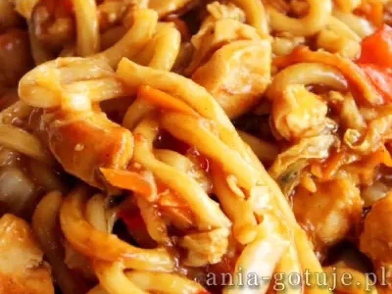 Noodle z kurczakiem po azjatycku