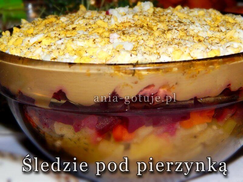 Śledzie pod pierzynką z buraczkami i jajkiem