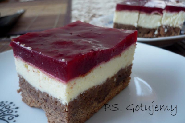 Sernik na spodzie brownie z musem malinowym