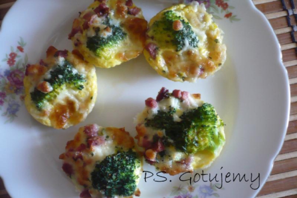 Muffiny jajeczne z brokułami, szynką i mozzarellą