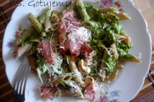 Makaron z pesto z rukoli z szynką parmeńską