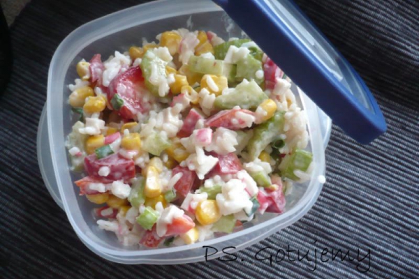 Do pracy - ryżowa sałatka z surimi i selerem naciowym