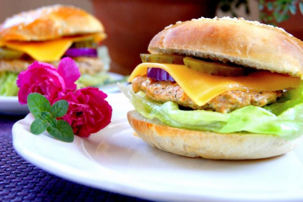 Aromatyczne hamburgery z sosem miodowo-musztardowym