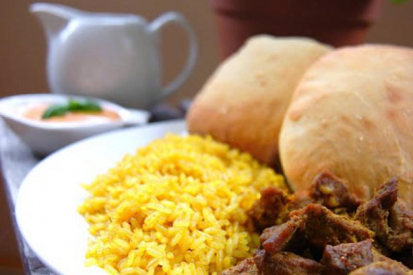Shoarma z ryżem i chlebkami pita