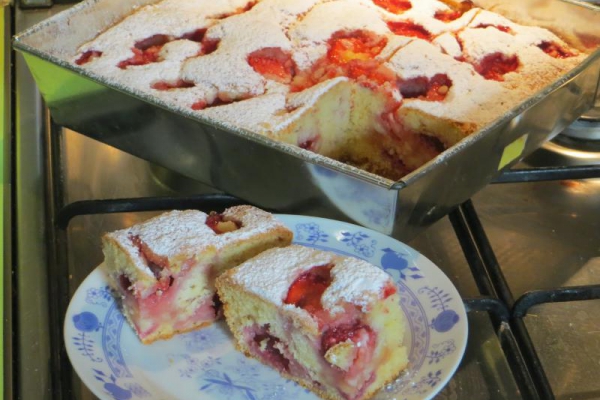 Ciasto Puchowiec z truskawkami