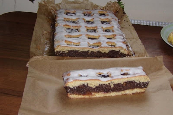 Makowiec z powidłami i kratką