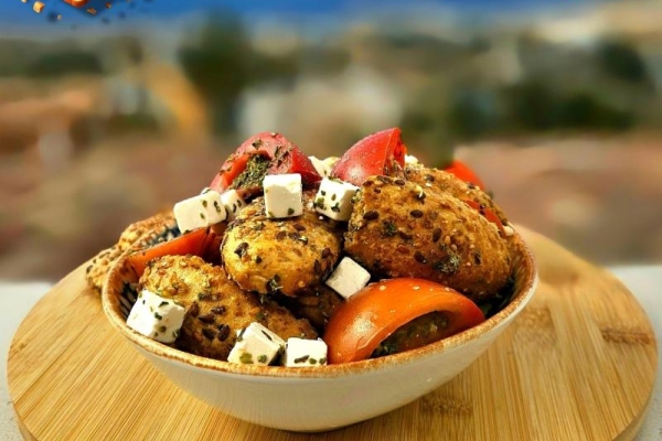 Grecka sałatka z pomidorów i chleba – Dakos