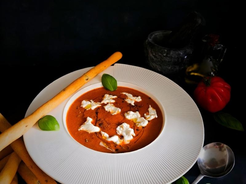 Zupa pomidorowa z burratą – smak, który zatrzymuje czas